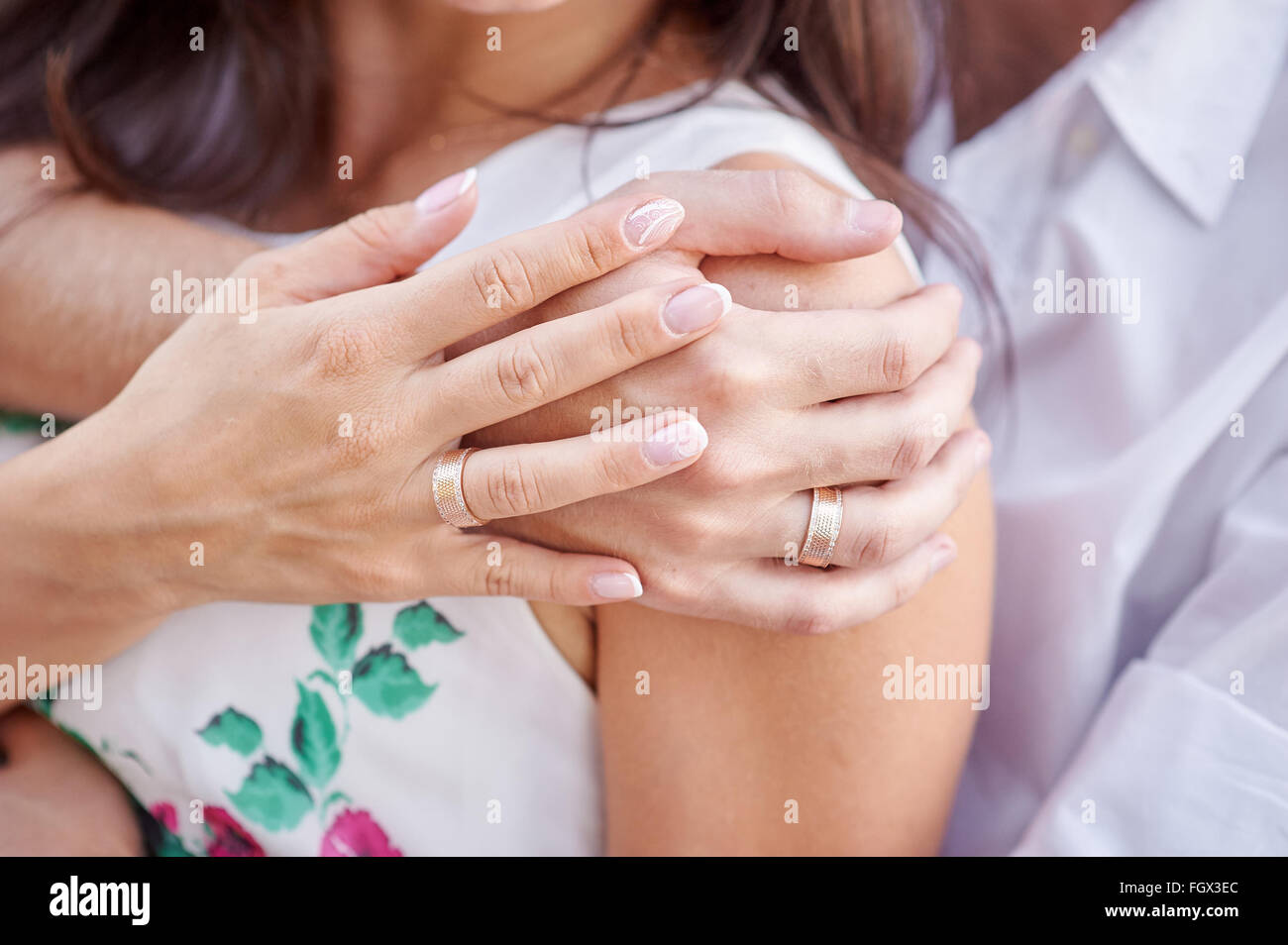 Hände der Braut und des Bräutigams mit Ringen hautnah Stockfoto