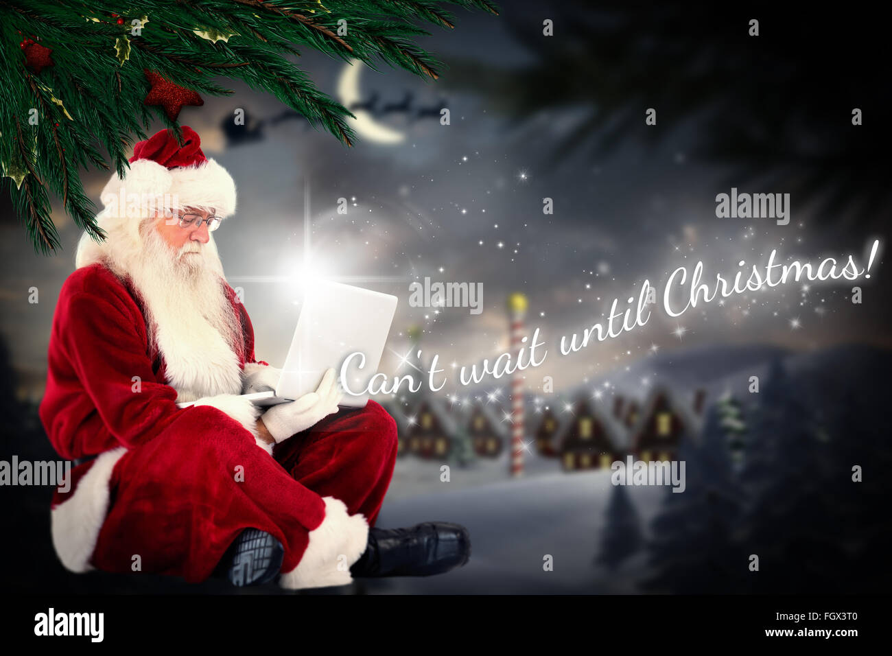 Zusammengesetztes Bild von Santa sitzt und einen laptop Stockfoto