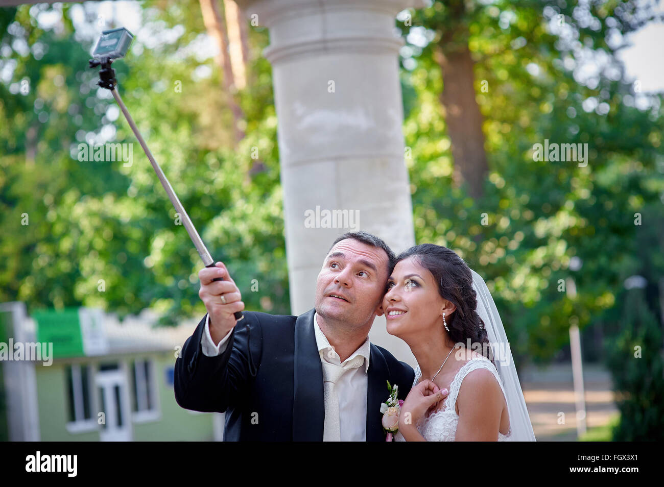 Glücklich stilvolle lächelnde paar zu Fuß und machen selfy Stockfoto