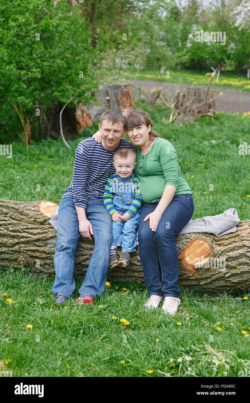 Mutter Vater und Sohn sitzen auf dem Deck eines Stockfoto
