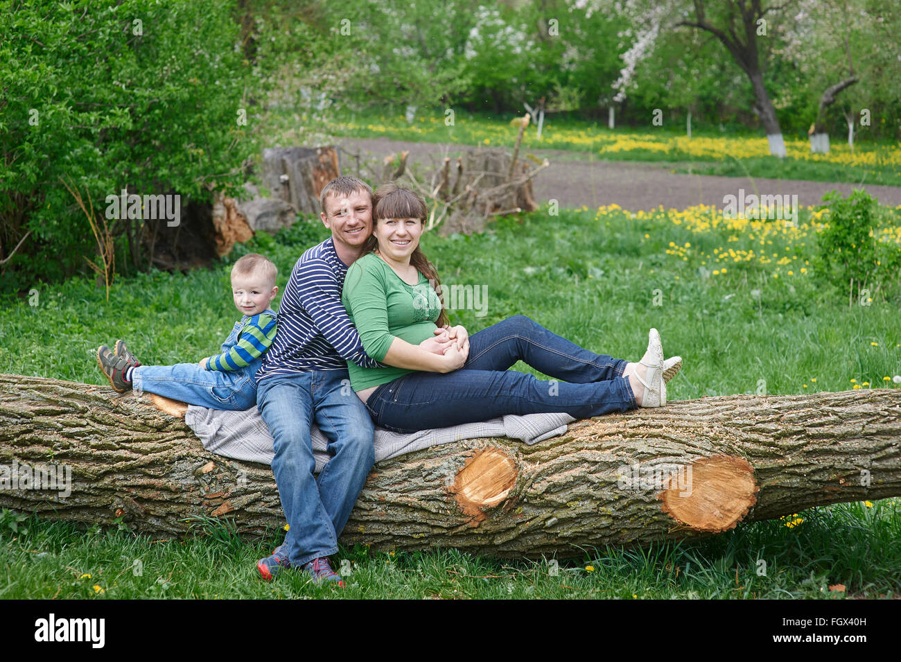 Mutter Vater und Sohn sitzen auf dem Deck eines Stockfoto