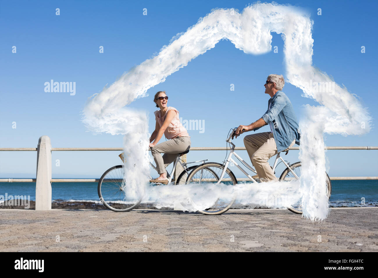 Zusammengesetztes Bild der lässigen Brautpaar gehen für eine Radtour auf dem pier Stockfoto