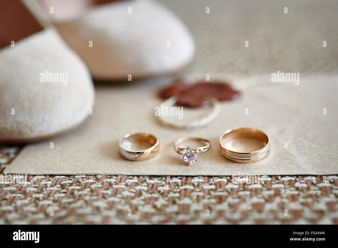 Zwei goldene ringe zusammen -Fotos und -Bildmaterial in hoher Auflösung ...