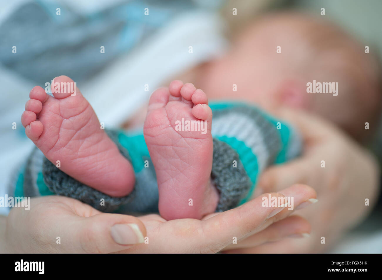 Nahaufnahme von Baby-Füßchen mit Mutter hand Stockfoto