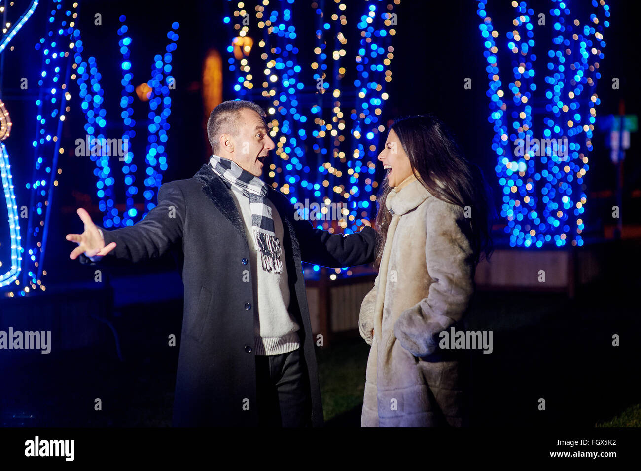 glücklicher Mann und eine Frau zu Fuß in Abend-park Stockfoto