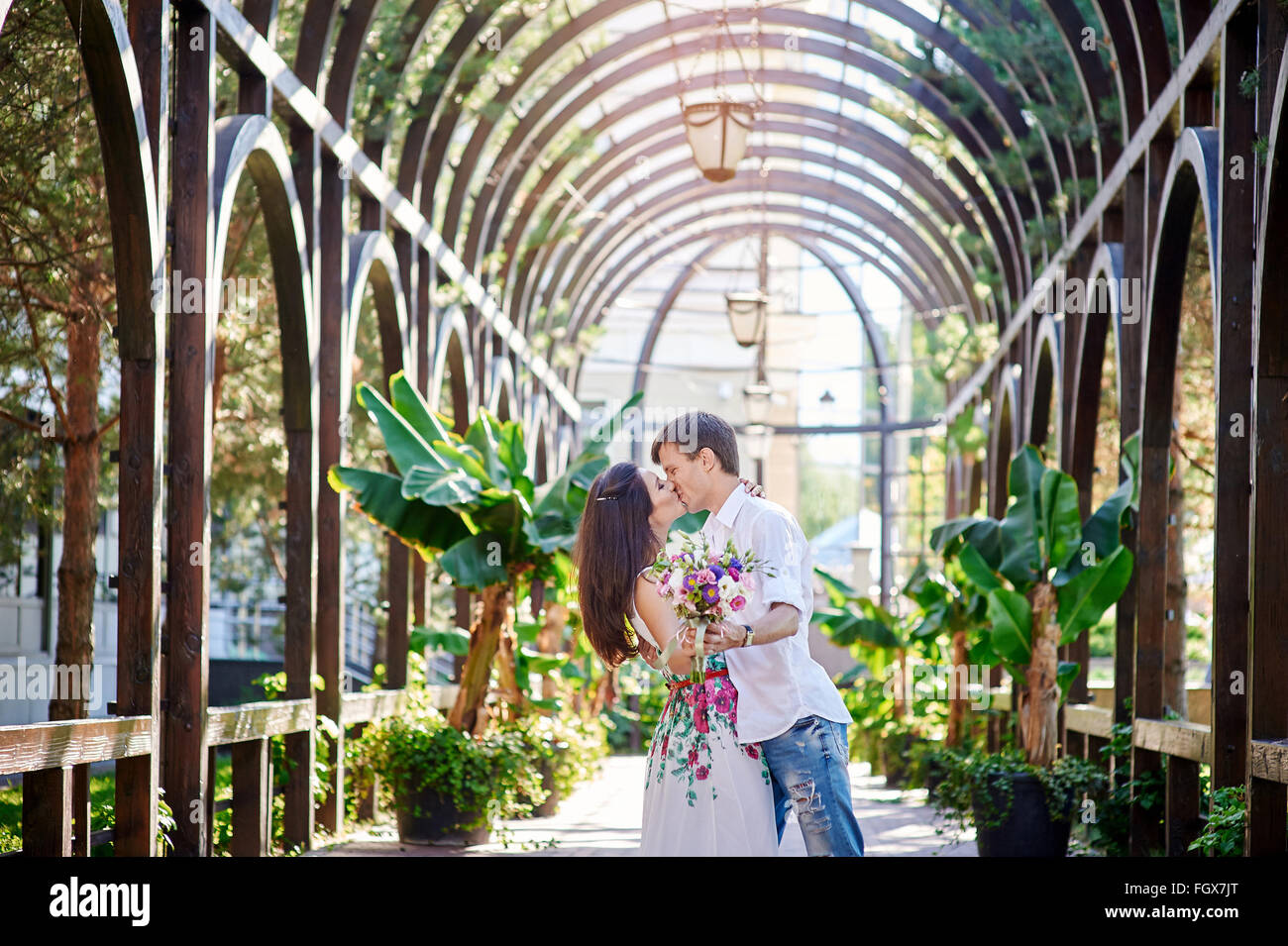liebenden paar Mann und Frau küssen im park Stockfoto