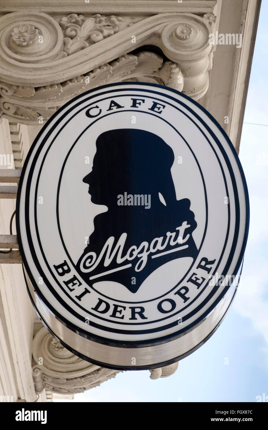 Melden Sie sich für das berühmte Cafe Mozart Kaffeehaus am Albertinaplatz in Wien, Österreich. Stockfoto