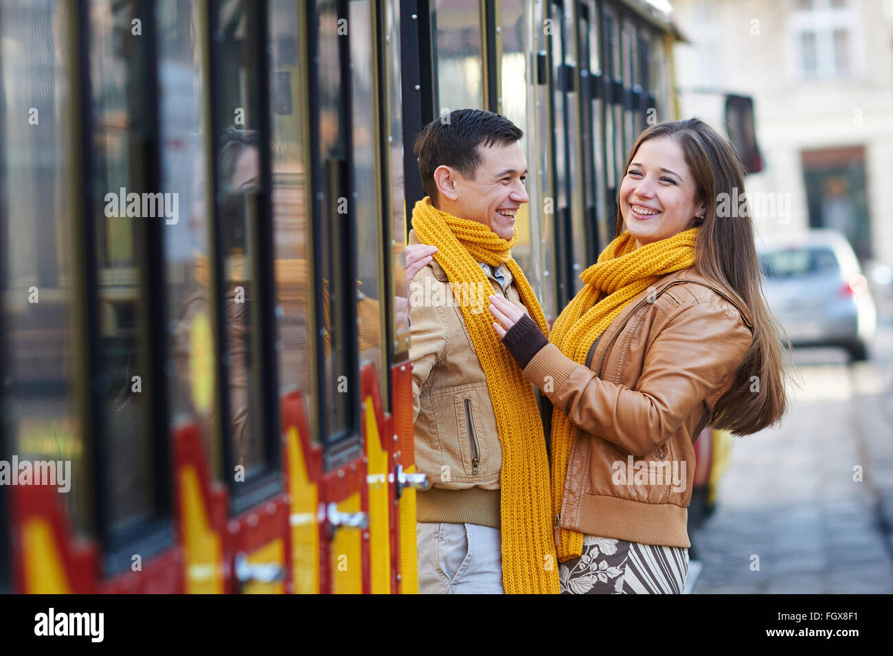 glückliches Liebespaar posiert in der Nähe der Straßenbahn in der Stadt Lemberg Stockfoto