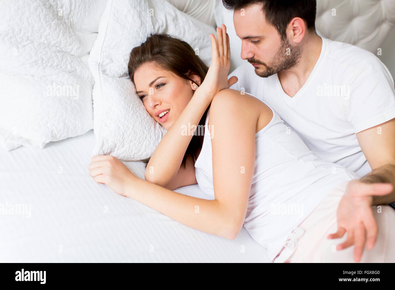Junge liebende Paar im Bett Stockfoto