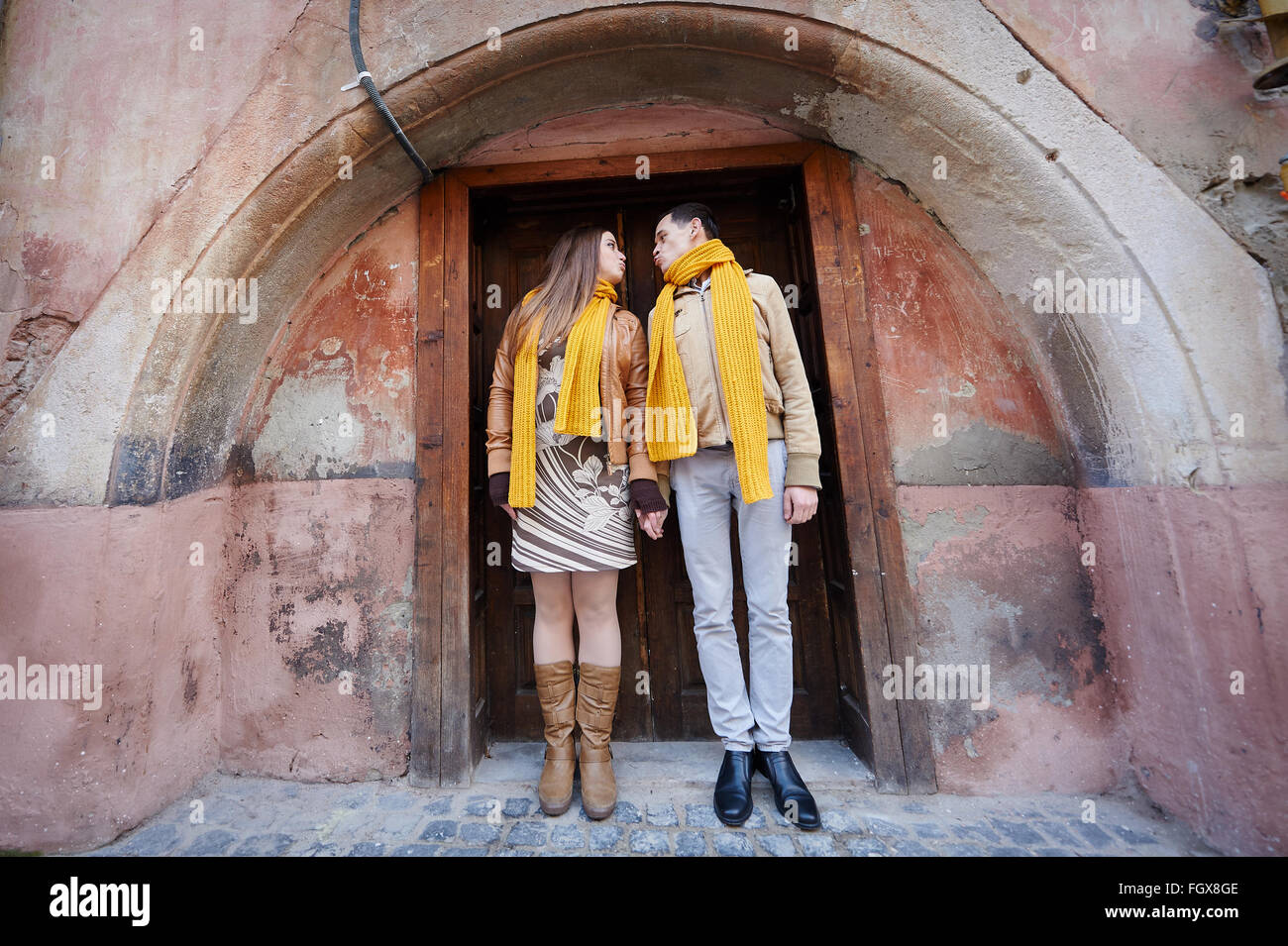 schöne junge Paar in Liebe stand in der Nähe historischer Gebäude Stockfoto