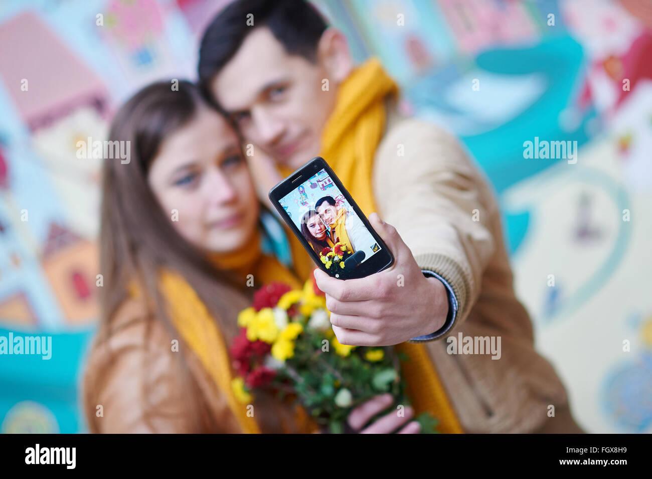 paar in Liebe tun Selfie auf Smartphone im freien Stockfoto