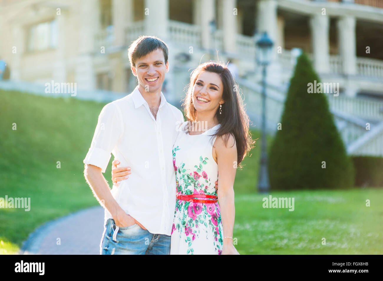 Porträt des jungen Paares betrachten die Aussicht in der Stadt Stockfoto