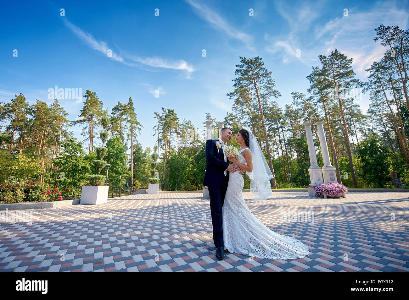 glückliche Bräutigam und die Braut in der Stadt am Tag ihrer Hochzeit Stockfoto