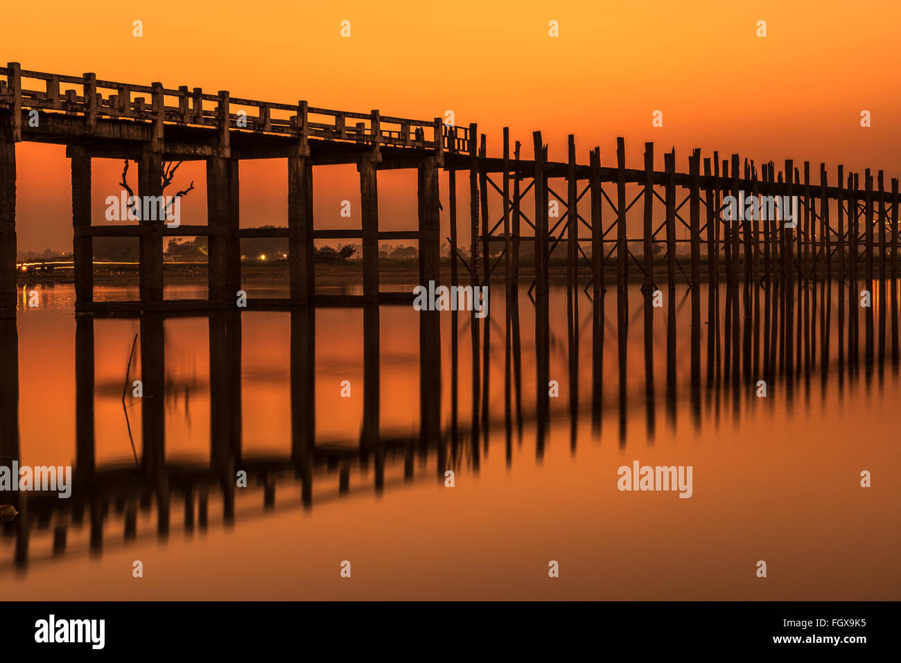 Sonnenuntergang über der historischen hölzernen U Bein Brücke in der Nähe von Mandalay in Myanmar. Langzeitbelichtung. Stockfoto