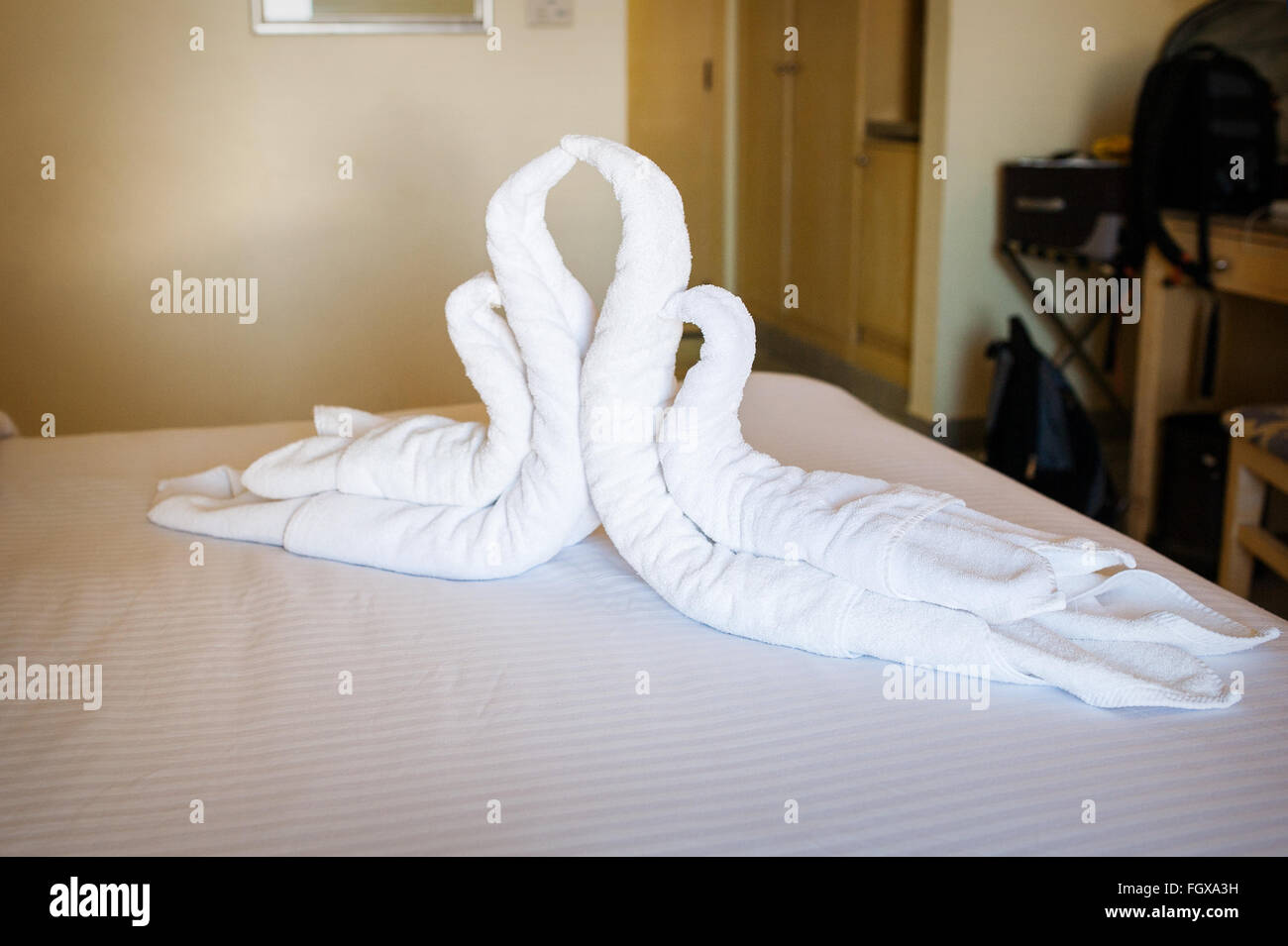 Schlafzimmer Design mit Schwänen aus der Handtuch-Dekoration auf Bett Stockfoto