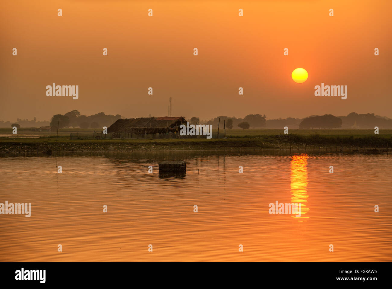 Sonnenuntergang über den Taungthaman-See in der Nähe von Mandalay in Myanmar Stockfoto