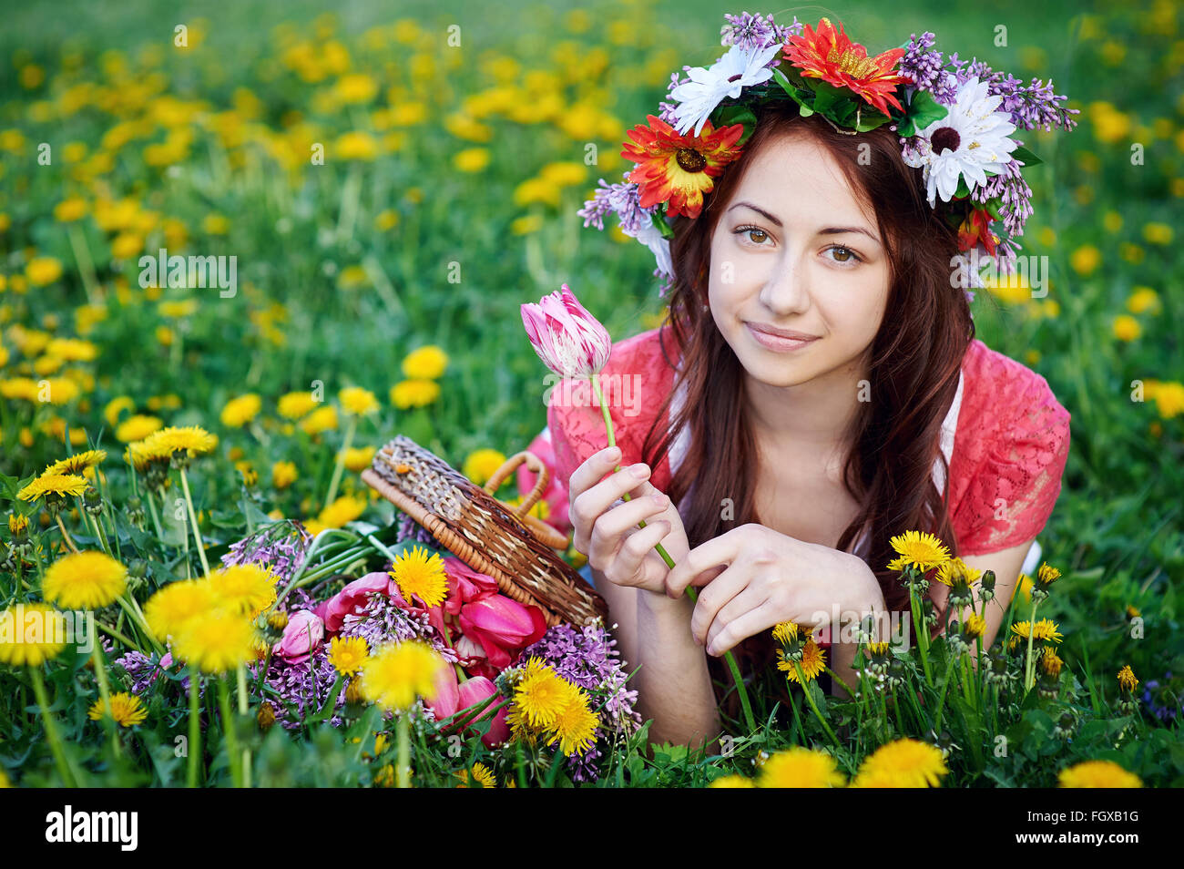 schöne Frau in einen Kranz auf dem Rasen auf einer Wiese liegend Stockfoto