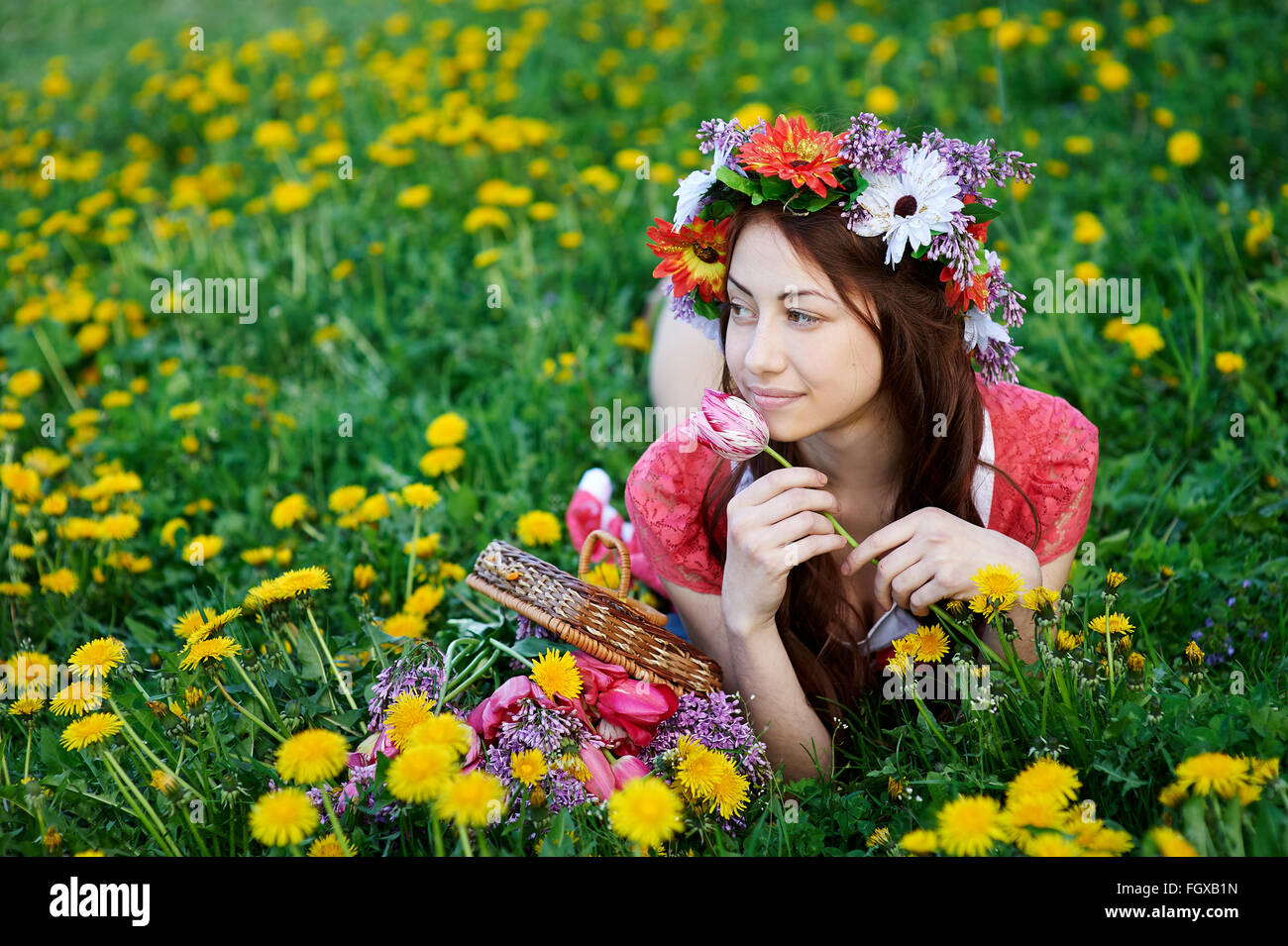 schöne Frau in einen Kranz auf dem Rasen auf einer Wiese liegend Stockfoto