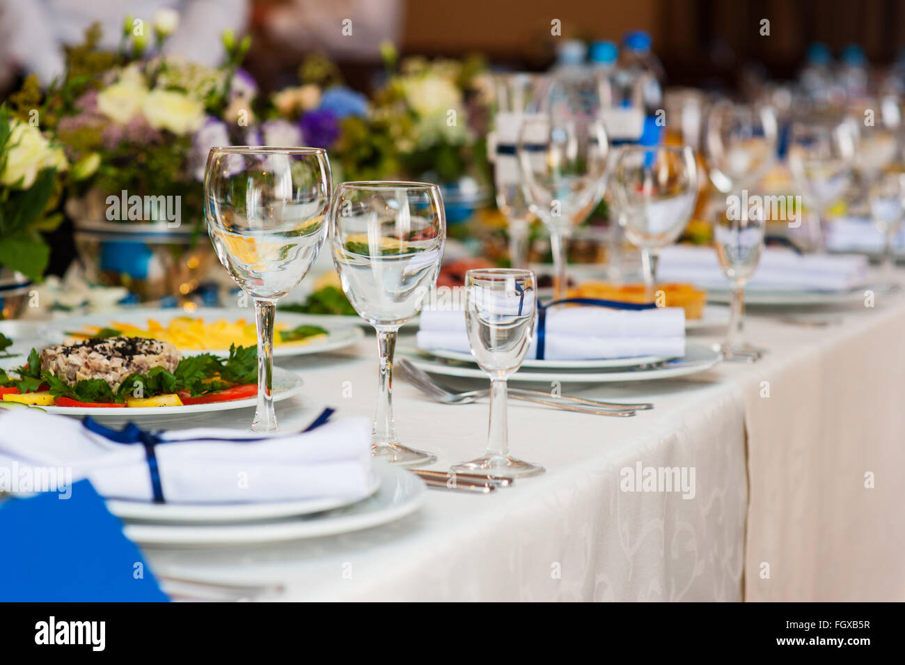 Hochzeitstisch serviert und dekoriert in einem restaurant Stockfoto