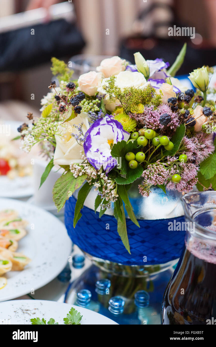 Blumenstrauß an der Hochzeitstafel serviert Stockfoto