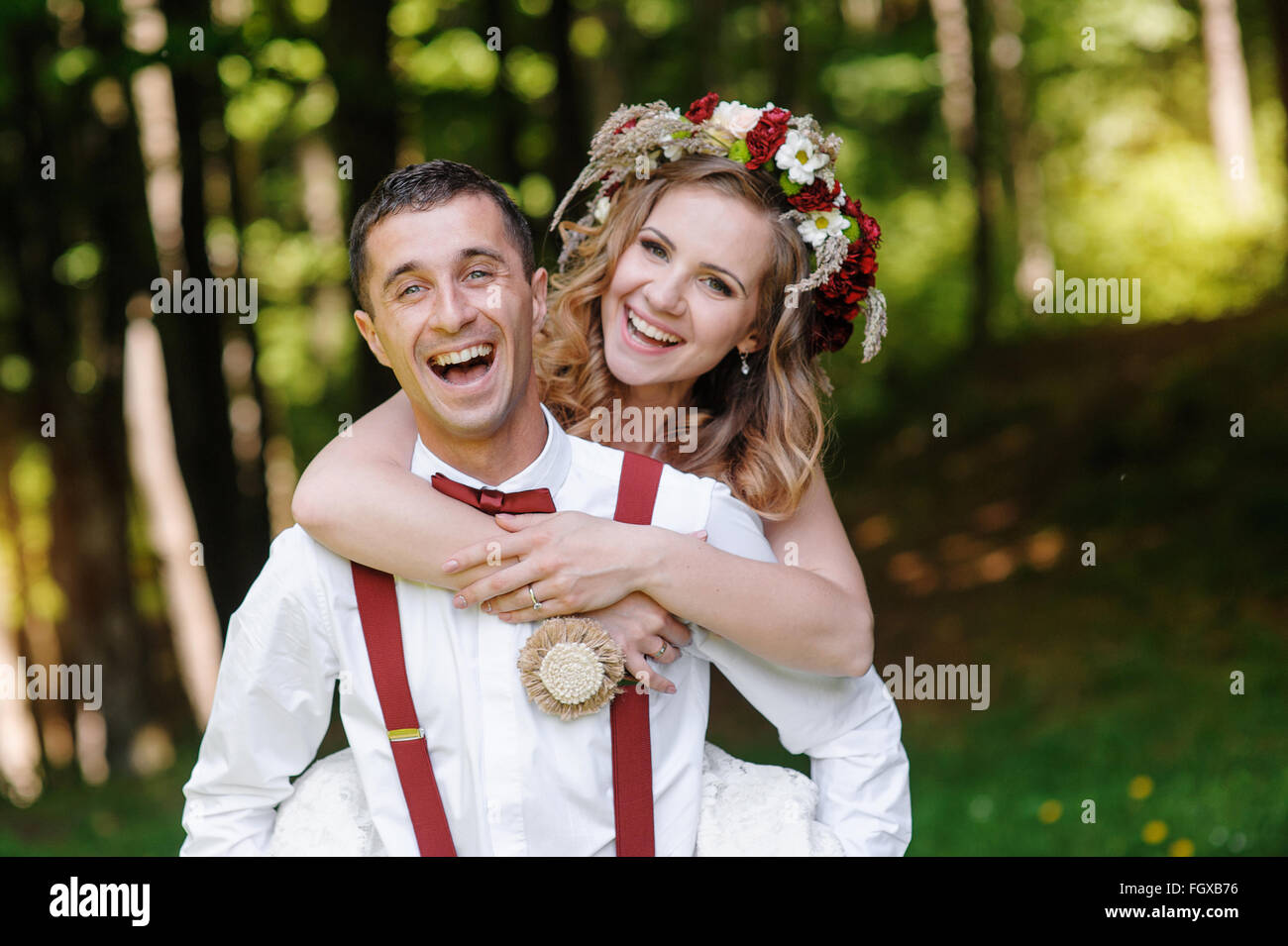 Braut und Bräutigam bei der Hochzeit Tag zu Fuß im Freien auf Frühlingspark Stockfoto