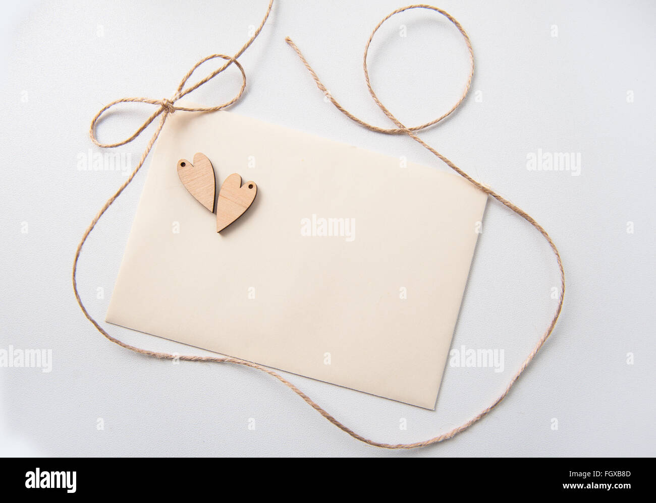 Valentinstag-Karte mit Herz aus Holz und Platz für text Stockfoto