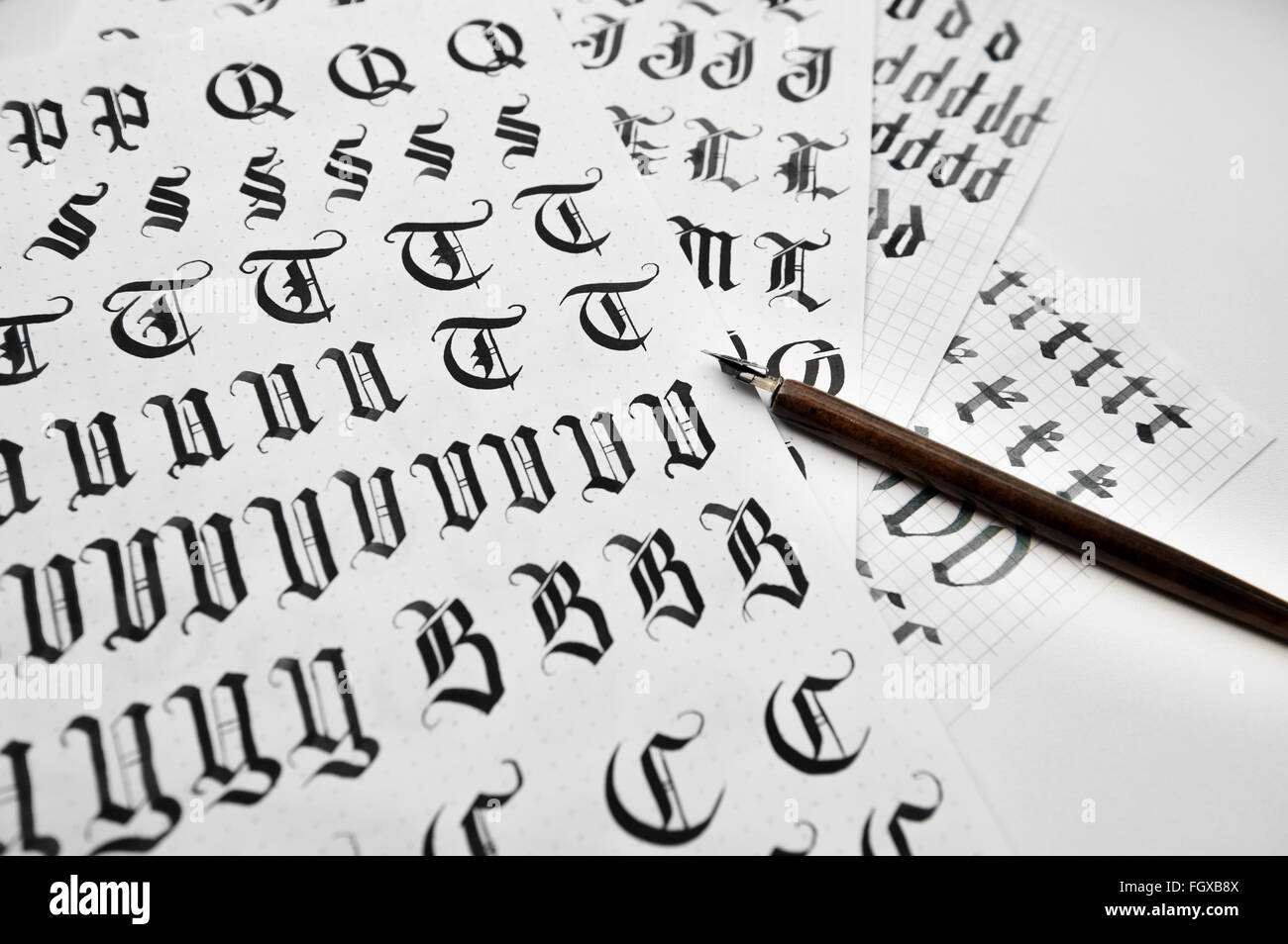 kalligrafischen Zeichnungen Worte und Stift für Kalligraphie Stockfoto