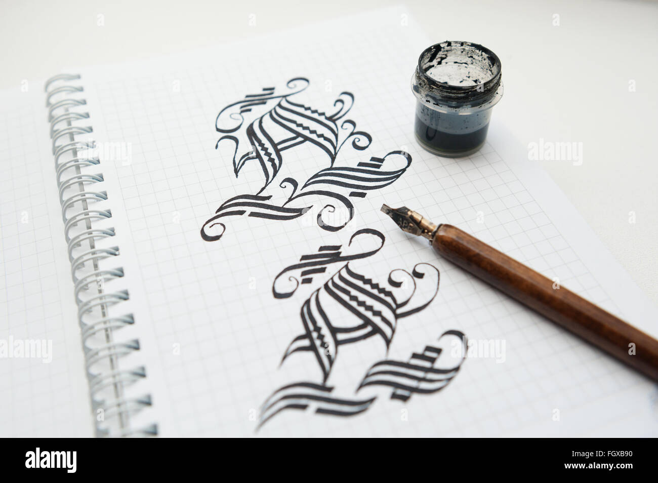 kalligrafischen Zeichnungen Worte und Stift für Kalligraphie Stockfoto