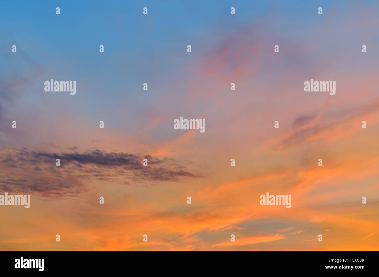 Paradiesische Landschaft mit dramatischen blutroten Sonnenuntergang Wolken Stockfoto