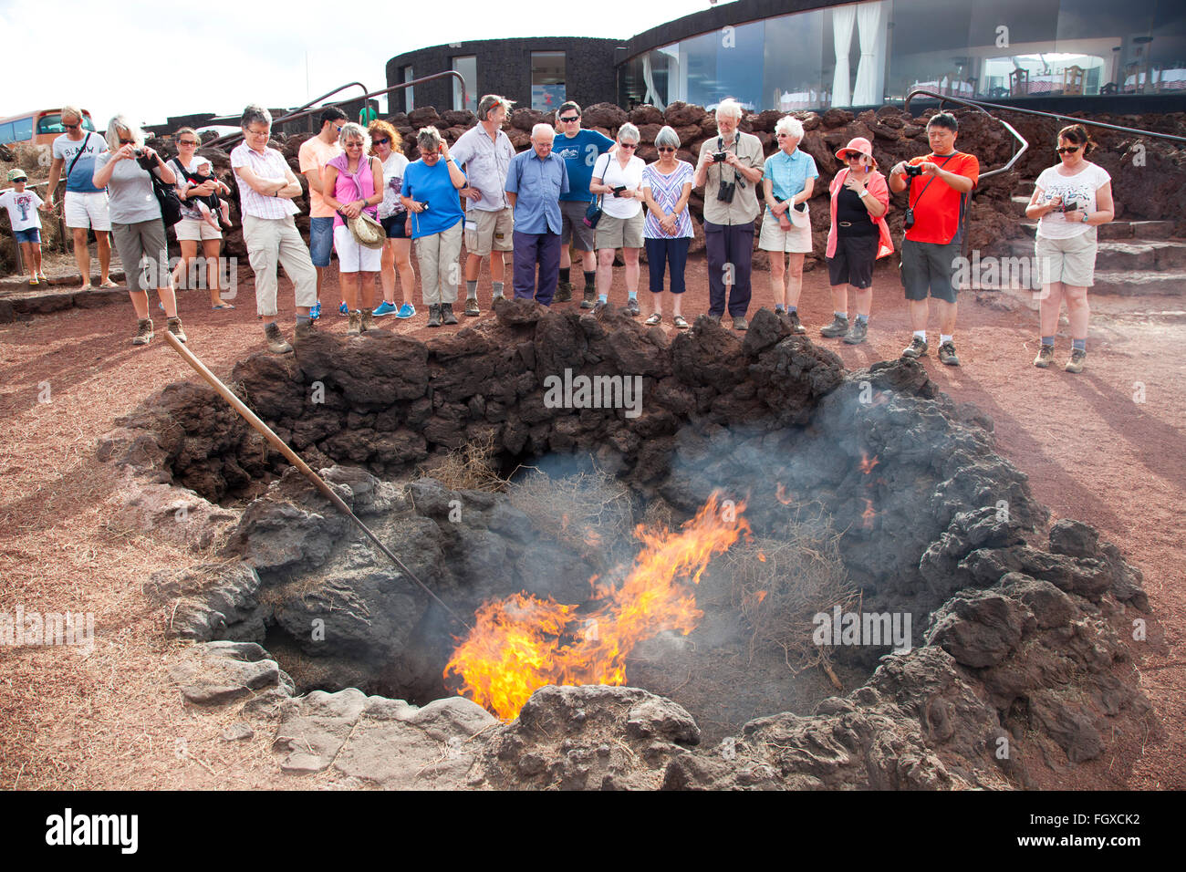 experimentieren, Touristen, Parque Nacional de Timanfaya, Insel Lanzarote, Kanarische Inseln, Spanien, Europa Stockfoto