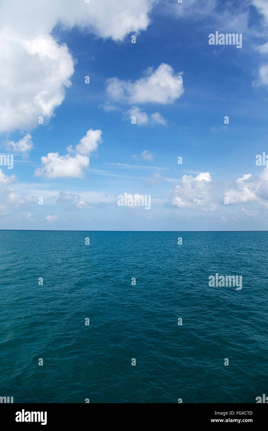 Meereshorizont mit weißen Wolken am Himmel Stockfoto
