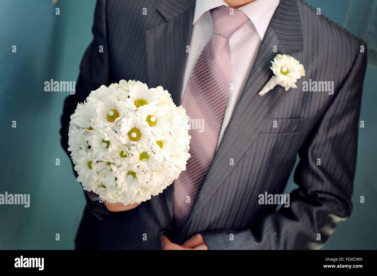 Bräutigam halten Hochzeit Blumenstrauß in der Hand für die Braut Stockfoto