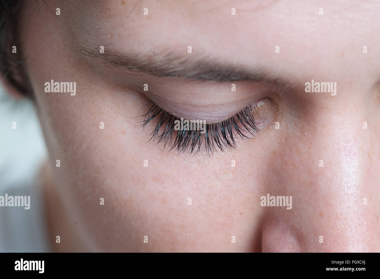 Makroaufnahme eines Auges Männermodel Wimpern Stockfoto