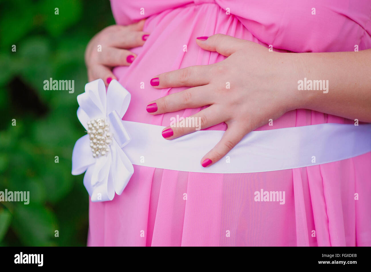 Bauch der schwangeren Frau trägt langes Kleid, neues Lebenskonzept Stockfoto