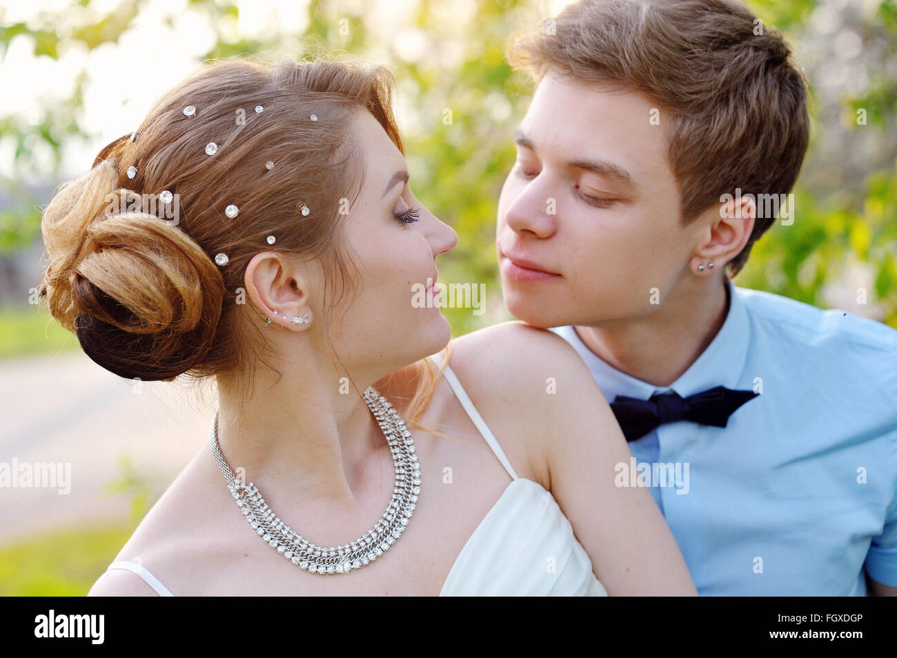 schöne Braut und hübscher Bräutigam suchen einander Stockfoto