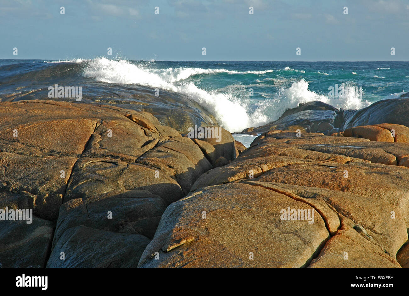 Raue See, steigende Flut an Elephant Rocks, William Bay National Park, Dänemark, Western Australia. Stockfoto