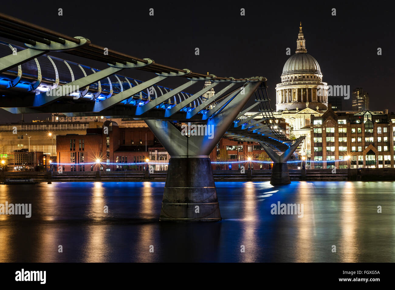 St.-Paul-Kathedrale und die Millennium Bridge in London Stockfoto