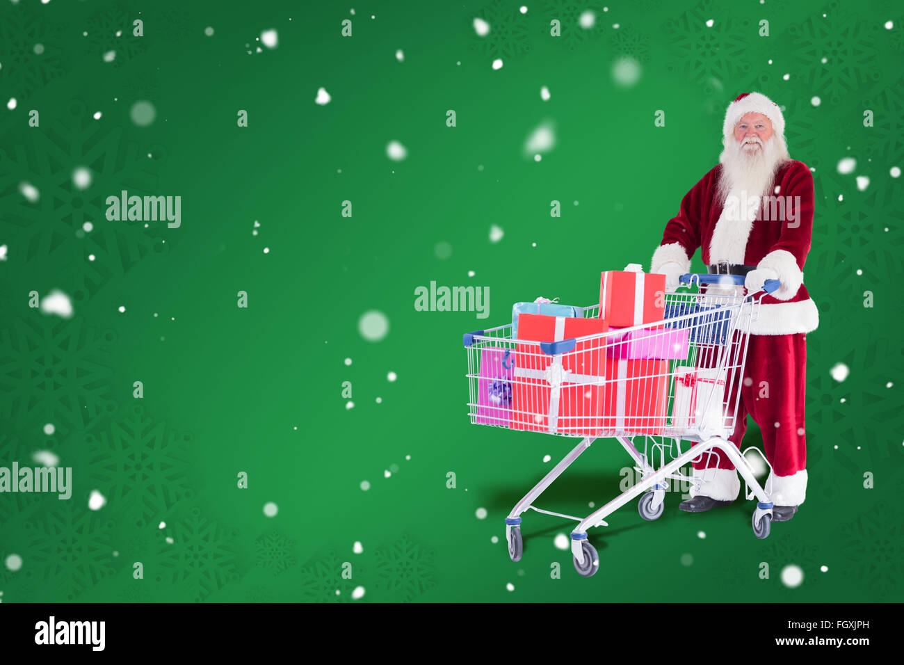 Zusammengesetztes Bild von Santa schiebt einen Einkaufswagen mit Geschenken Stockfoto