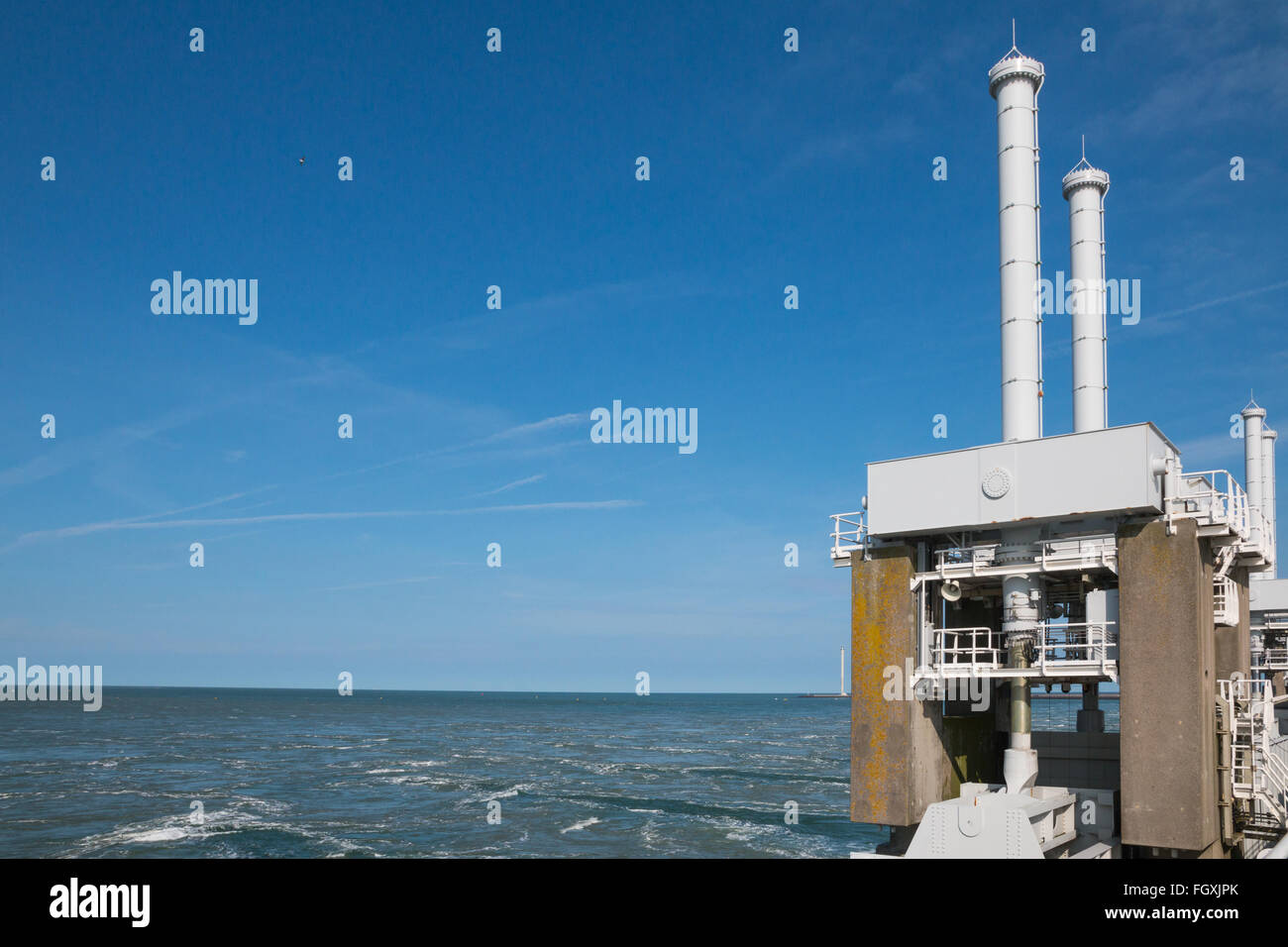 Eines der Betonpfeiler der Oosterschelde Sturmflutwehr oder Oosterscheldekering in Zeeland. Es beherbergt eines der ma Stockfoto