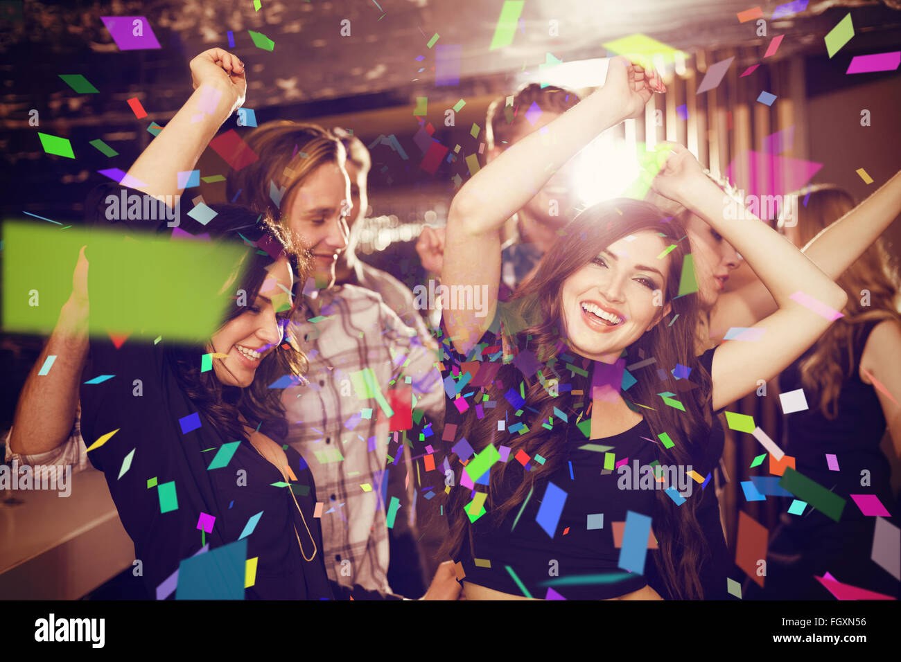 Zusammengesetztes Bild stilvoll Freunde tanzen und Lächeln Stockfoto