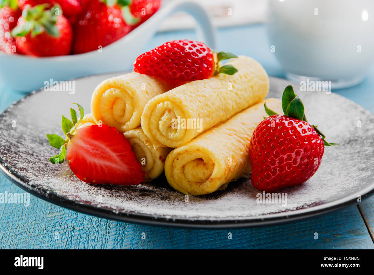 Pfannkuchen mit Erdbeeren Frühstück gerollt Stockfoto