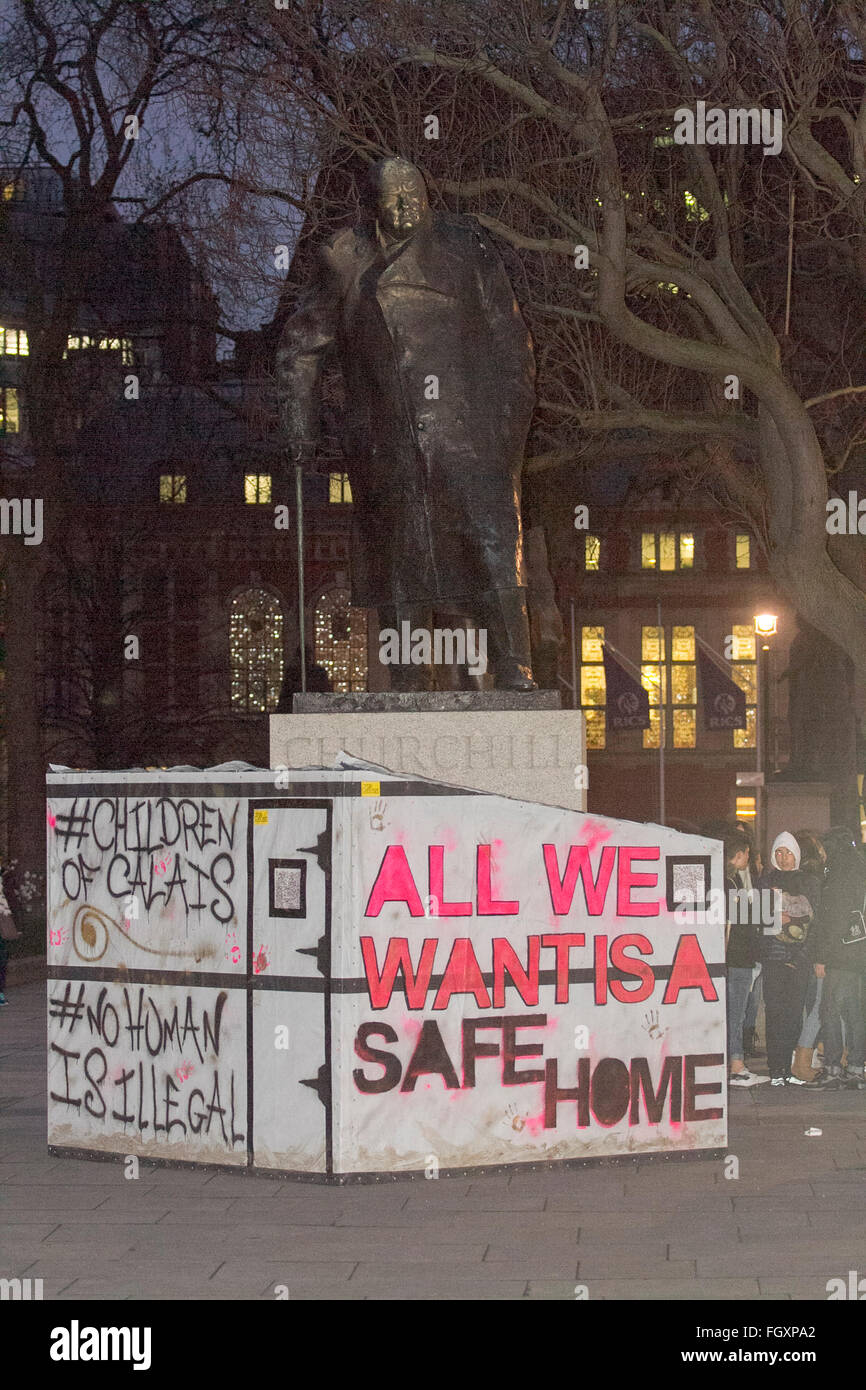 London UK. 22. Februar 2016. Demonstranten Rallye außen Downing Street in London, die britische Regierung zu fordern um Flüchtlinge zu dürfen, geben Großbritannien und auch gegen die französische Entscheidung, klar, den so genannten Dschungel Flüchtling Lager in Calais Kredit zu ermöglichen: Amer Ghazzal/Alamy Live-Nachrichten Stockfoto