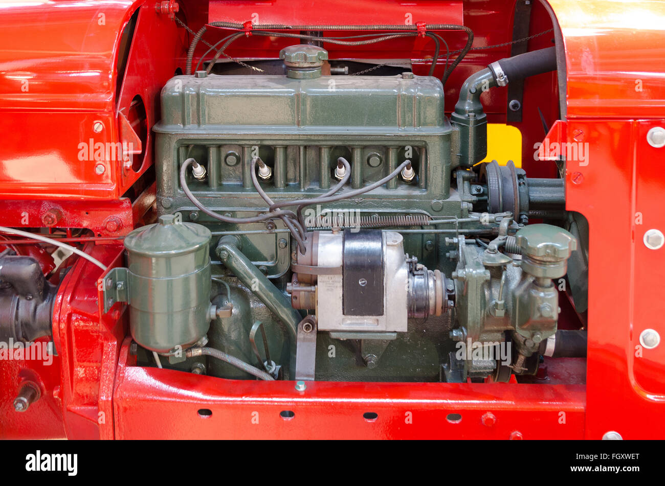 eine grüne Dieselmotor ich einen roten Traktor sehr mächtig Stockfoto