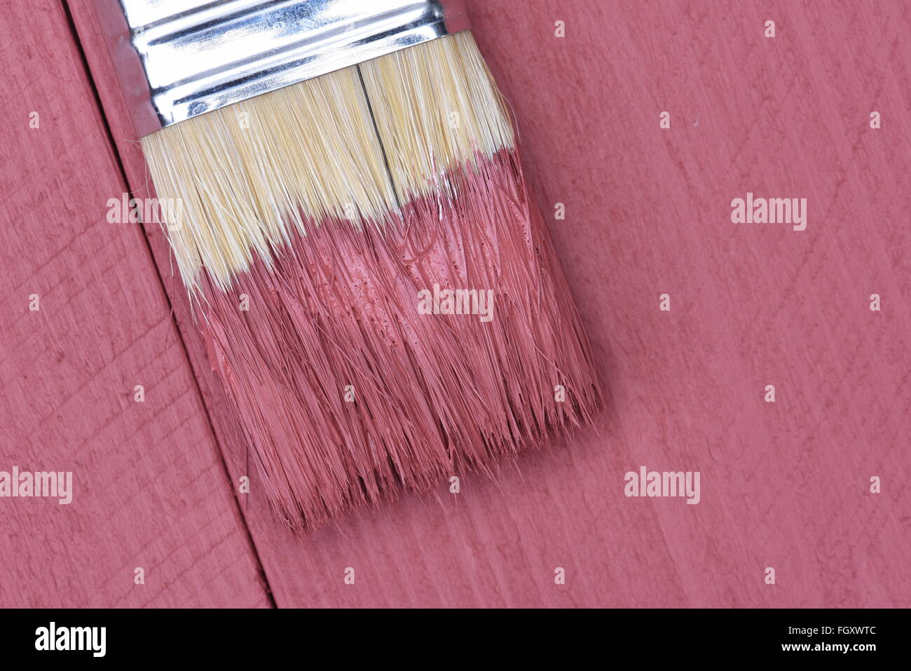 Rosa Pinsel auf hölzernen Hintergrund Stockfoto