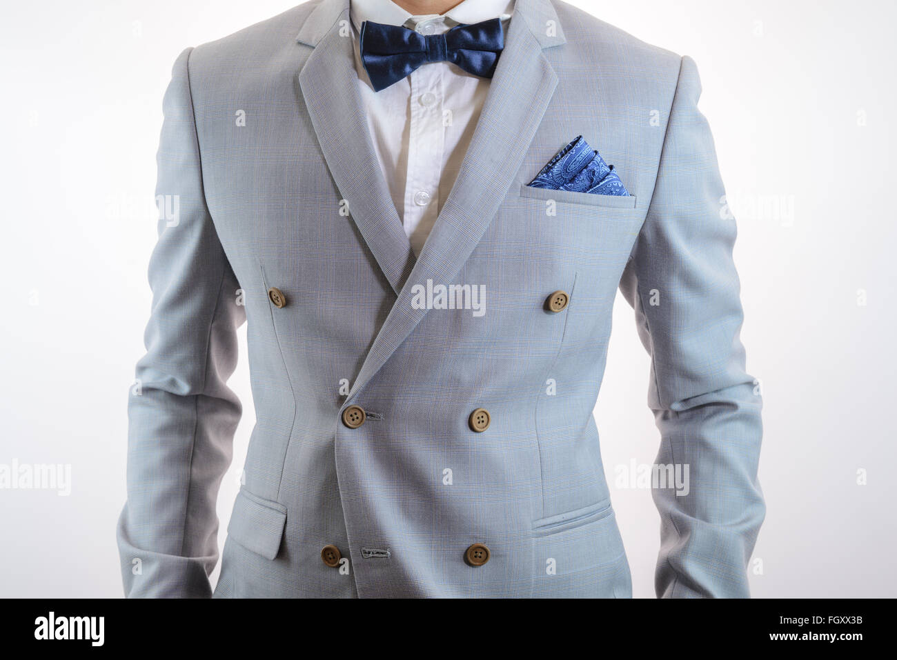 Mann im grauen Anzug, karierten Textur, blaue Fliege und Einstecktuch, weißen Hintergrund hautnah Stockfoto