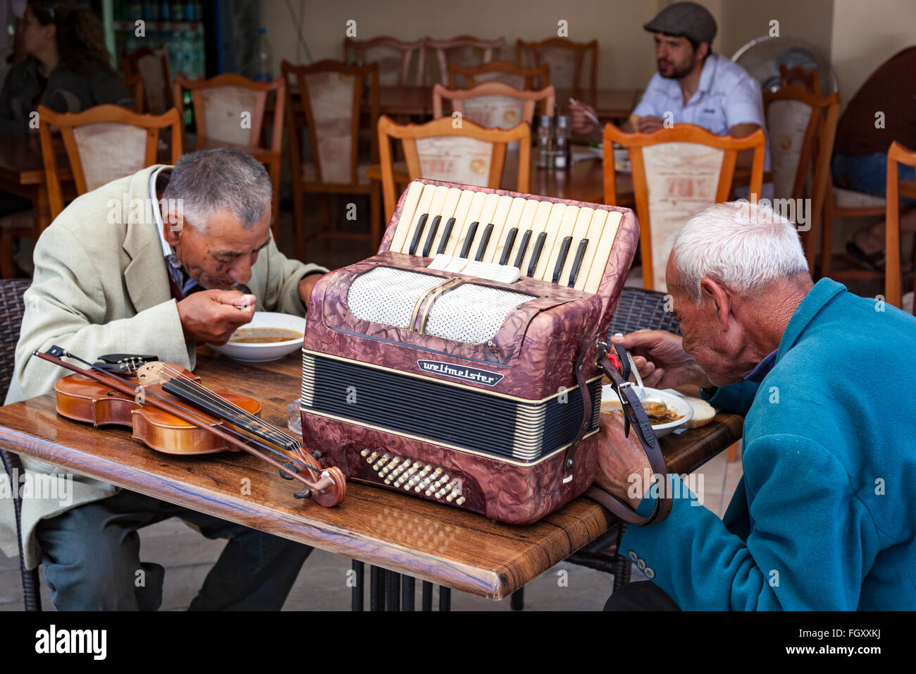 Zwei Straßenmusiker Suppe trinken an einem Tisch im Restaurant, Nessebar, Bulgarien Stockfoto