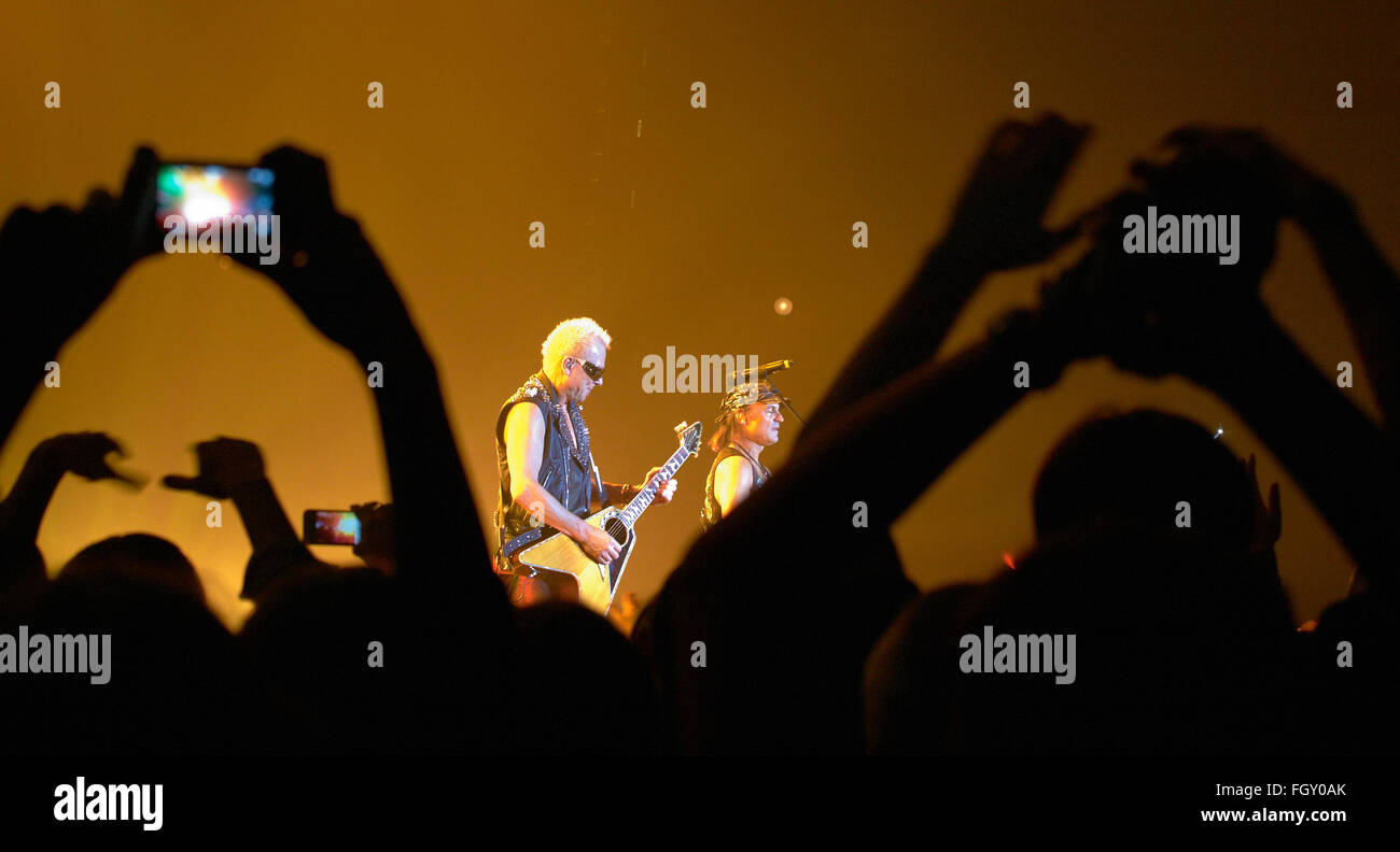 DNIPROPETROVSK, UKRAINE - 31. Oktober 2012: Hände von Fans vor Rudolf Schenker und Matthias Jabs, die live auf der Bühne Stockfoto