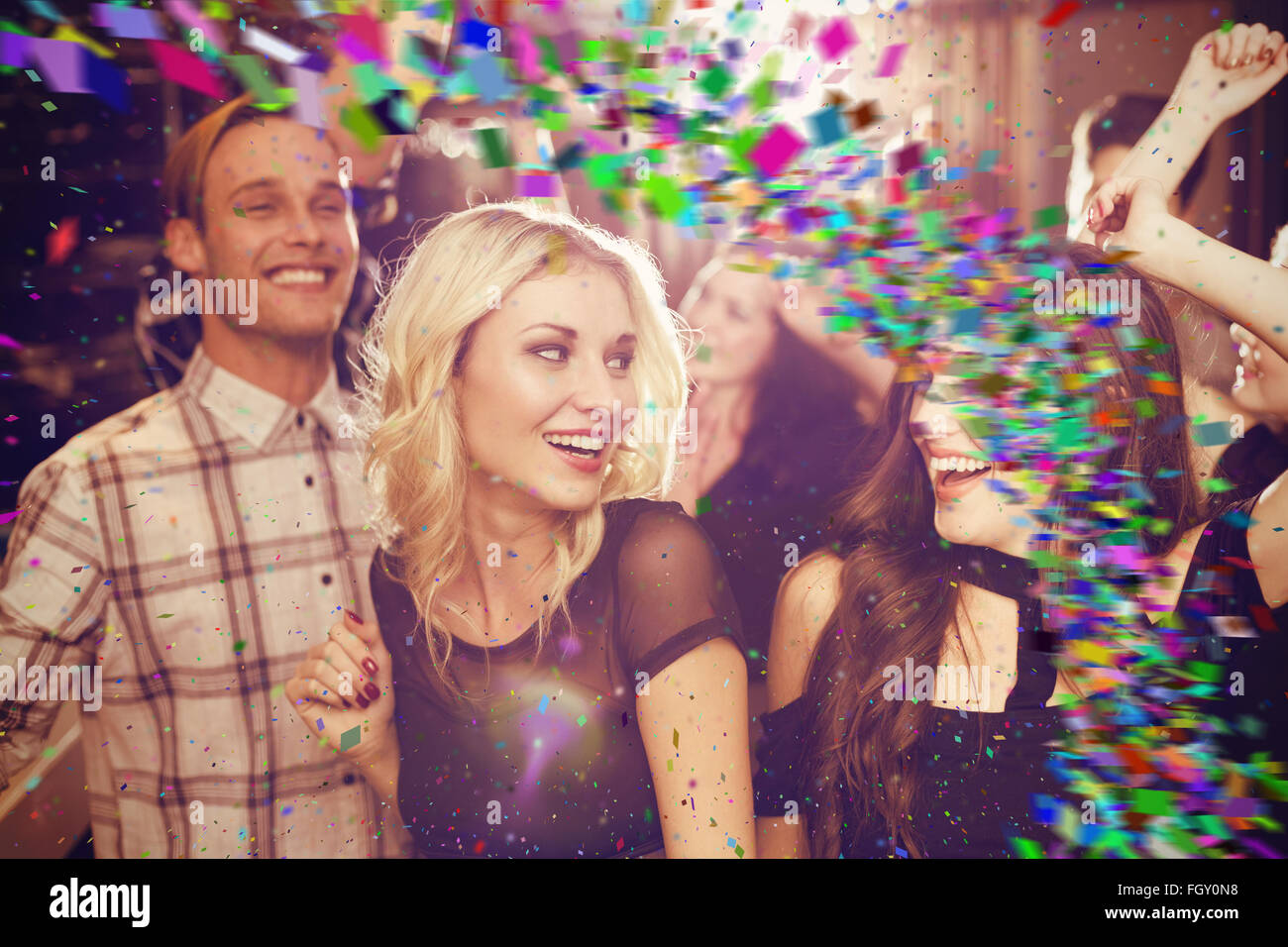 Zusammengesetztes Bild stilvoll Freunde tanzen und Lächeln Stockfoto