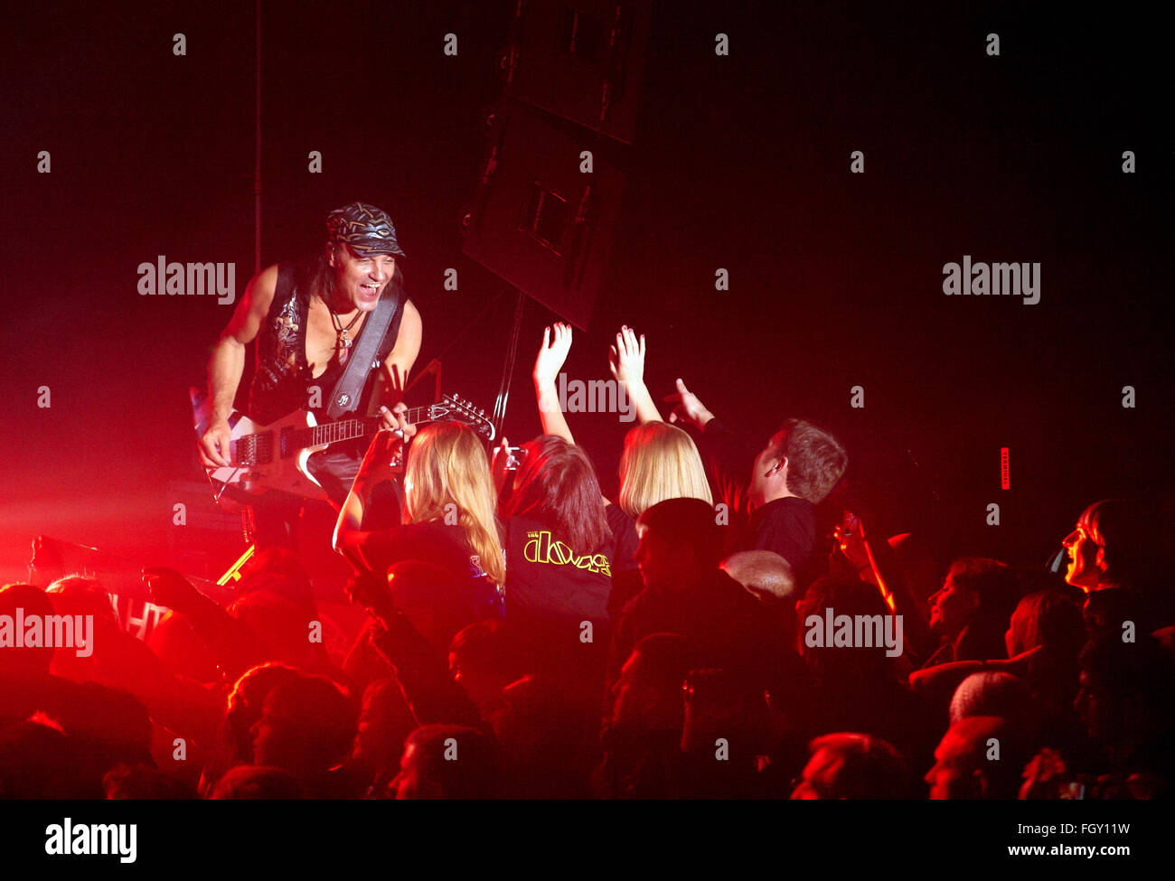 DNIPROPETROVSK, UKRAINE - 31. Oktober 2012: Matthias Jabs spielt Gitarre vor Fans beim Konzert von "Sting Tour 2012" Stockfoto