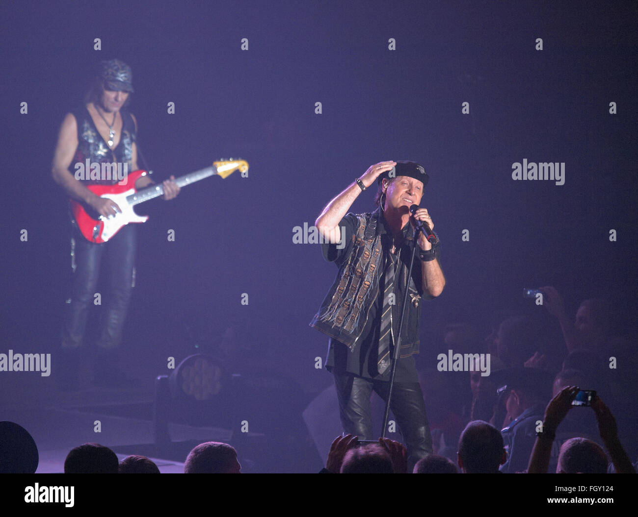 DNIPROPETROVSK, UKRAINE - 31. Oktober 2012: Klaus Meine & Matthias Jabs die live auf der Bühne beim Konzert von "Sting Tour 2012" Stockfoto